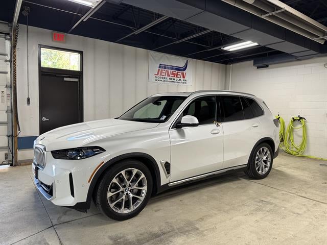 2026 BMW X5 xDrive40i in Mineral White Metallic — front three-quarter view